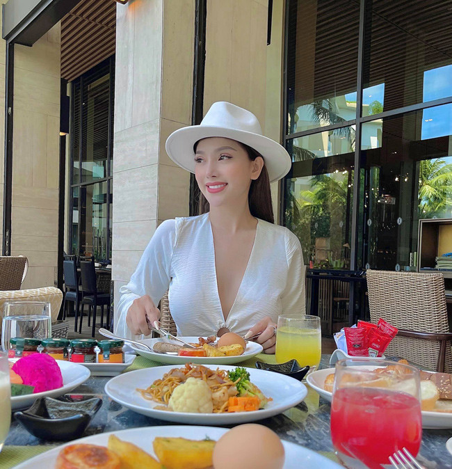 Vô cùng biết ơn vì những gì ở hiện tại, mỗi sáng thức dậy tôi có một công việc thật tốt để làm, có cơ hội để học hỏi, phát triển và hoàn thiện bản thân hơn mỗi ngày...". Hot girl Gia Lai cho biết thêm.