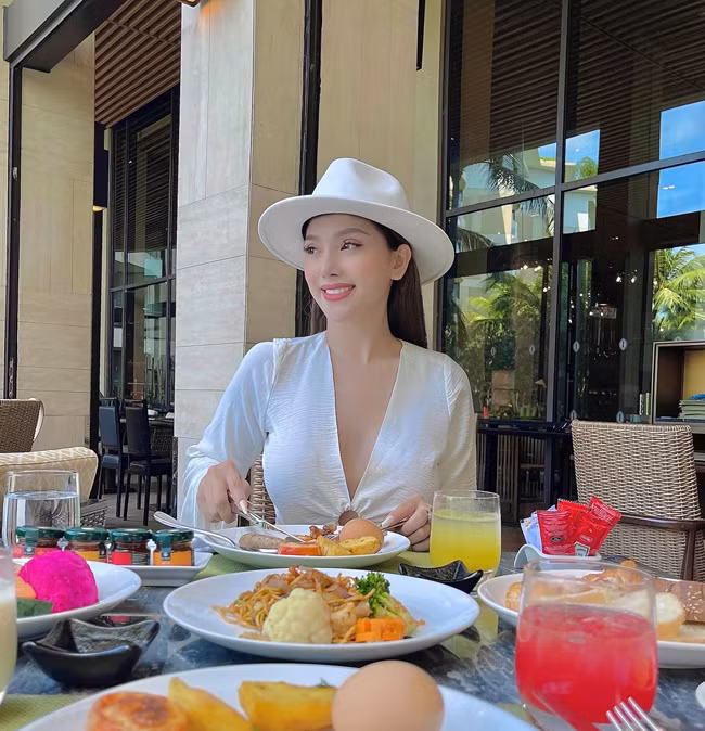 Vô cùng biết ơn vì những gì ở hiện tại, mỗi sáng thức dậy tôi có một công việc thật tốt để làm, có cơ hội để học hỏi, phát triển và hoàn thiện bản thân hơn mỗi ngày...". Hot girl Gia Lai cho biết thêm.