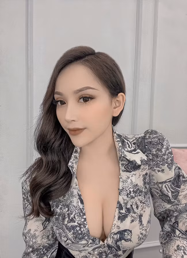 Cho đến giờ, Bảo Trân chưa từng lên tiếng về mối tình tan vỡ với cầu thủ Văn Thanh. Cô thông báo chuyện này bằng một dòng status ẩn ý, nói mình đang là một cô gái độc thân.