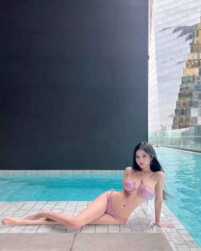 Để duy trì mái tóc đẹp hiếm có, Riya Yu hạn chế tối đa việc sử dụng hóa chất và nhiệt độ cao. Cô cũng tránh buộc hoặc búi tóc quá chặt và thường xuyên mang thêm mũ lưỡi trai, mũ rộng vành khi ra ngoài để tránh tóc bị hư tổn dưới ánh nắng mặt trời.