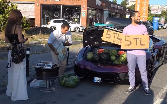 Anh đậu xe bên lề đường, rao bán hàng với giá 5 lira/kg (tương đương 14.000 đồng/kg) và rất đắt khách.