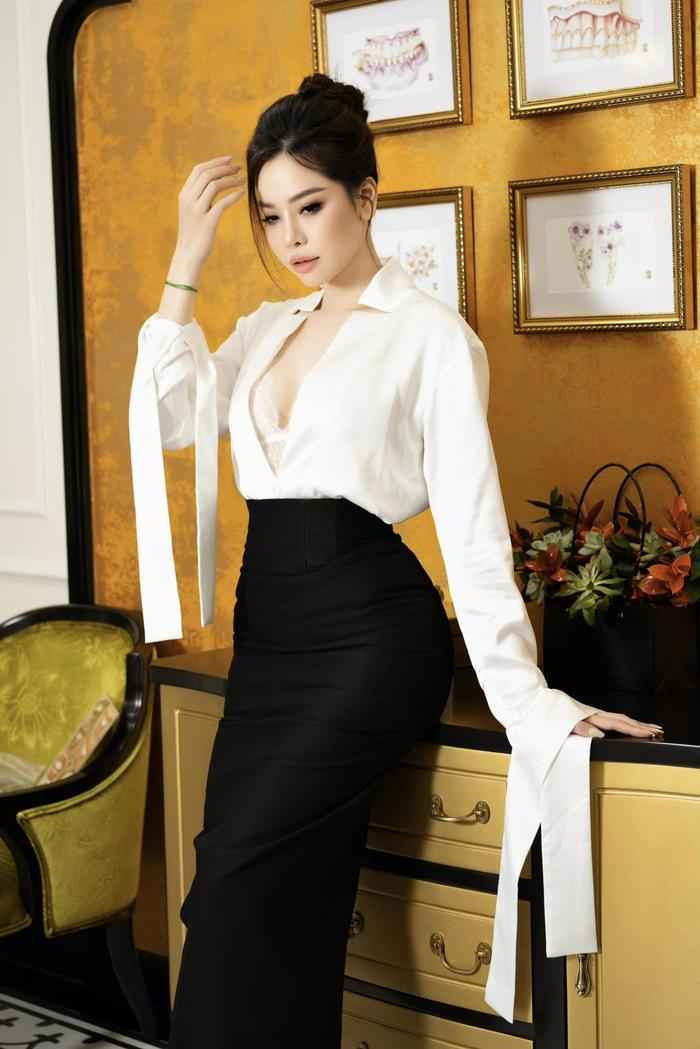 Về Việt Nam, con dâu tỷ phú Hoàng Kiều chăm khoe đường cong mướt mắt Ve Viet Nam, con dau ty phu Hoang Kieu cham khoe duong cong muot mat