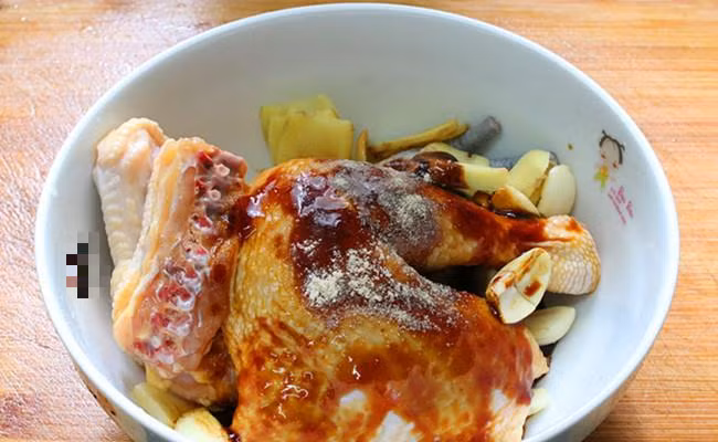 Luoc ga trong noi com dien, khong can nuoc, thit van thom ngon-Hinh-5