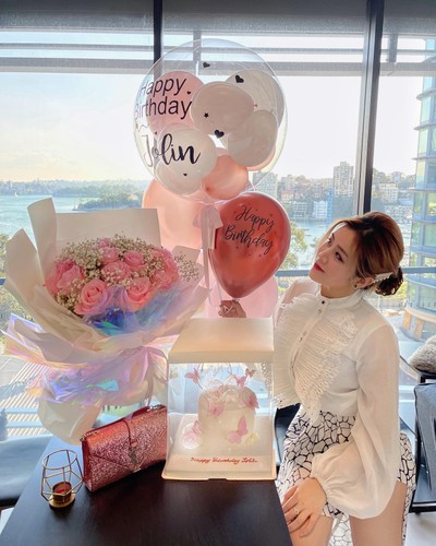 Bước vào tuổi 34, Thoại Liên được mệnh danh là "hot girl ăn gian tuổi" khi sở hữu làn da mịn màng, nụ cười tươi tắn.