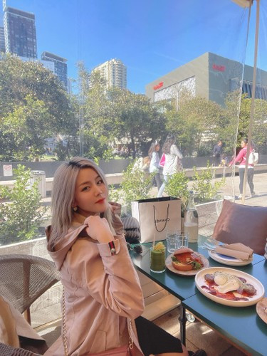 Minh chứng cho việc trên, mỗi khi rảnh cặp đôi ngôi sao lại dành thời gian sang nước ngoài thăm Ông Thoại Liên và ngược lại.