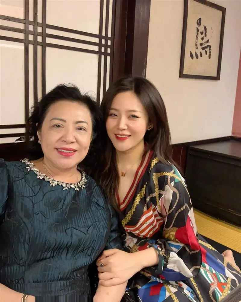 Mới đây trên trang cá nhân, em chồng Đông Nhi khoe ảnh cùng gia đình có bữa ăn khi trở về Việt Nam đón Tết.