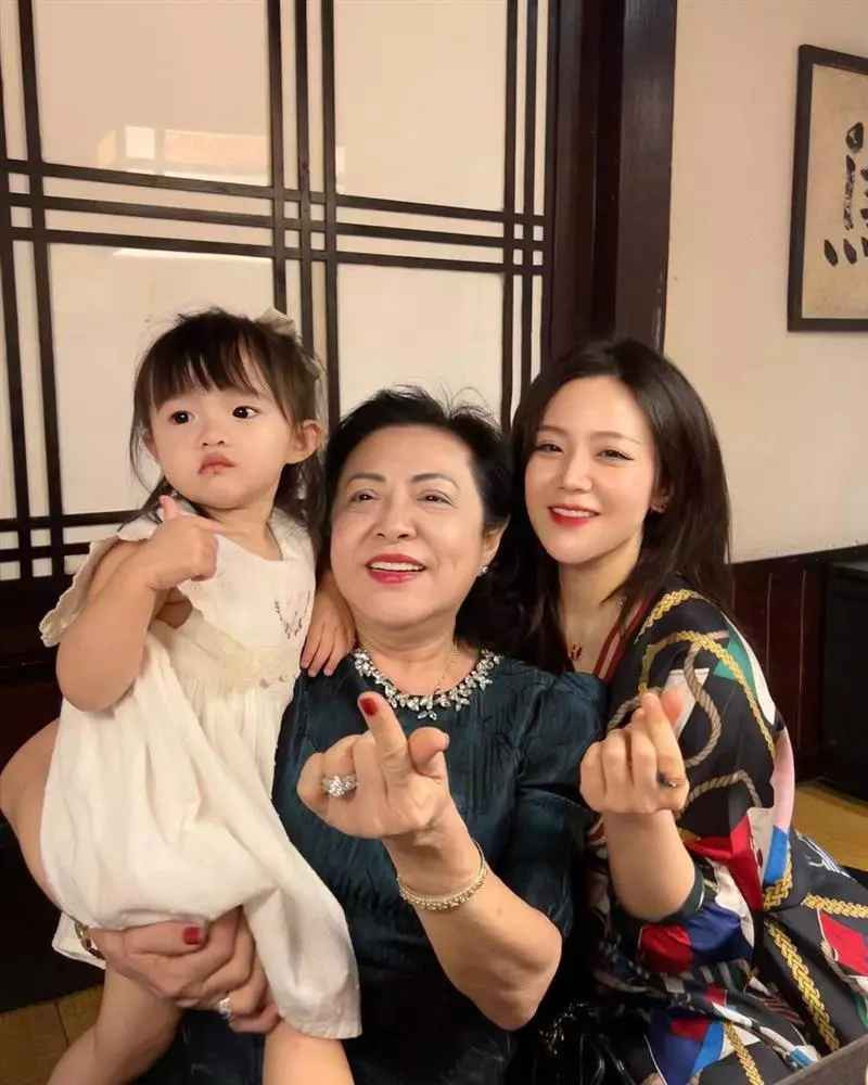 Năm nay, Tết của gia đình Ông Cao Thắng ấm cúng hơn khi em gái Ông Thoại Liên từ Úc cũng trở về Việt Nam ăn Tết.