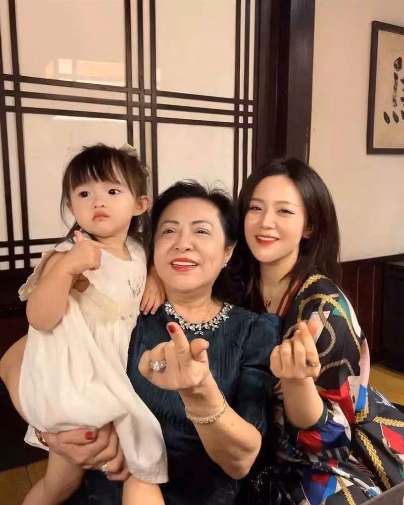 Năm nay, Tết của gia đình Ông Cao Thắng ấm cúng hơn khi em gái Ông Thoại Liên từ Úc cũng trở về Việt Nam ăn Tết.