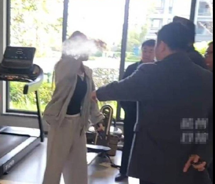 Tuy nhiên, vào đầu tháng 4/2025, hình ảnh Dao Xiaodao đã sụp đổ khi cô bị cảnh sát bắt giữ vì không tuân thủ phán quyết của tòa án trong một vụ kiện hợp đồng với công ty quản lý cũ.