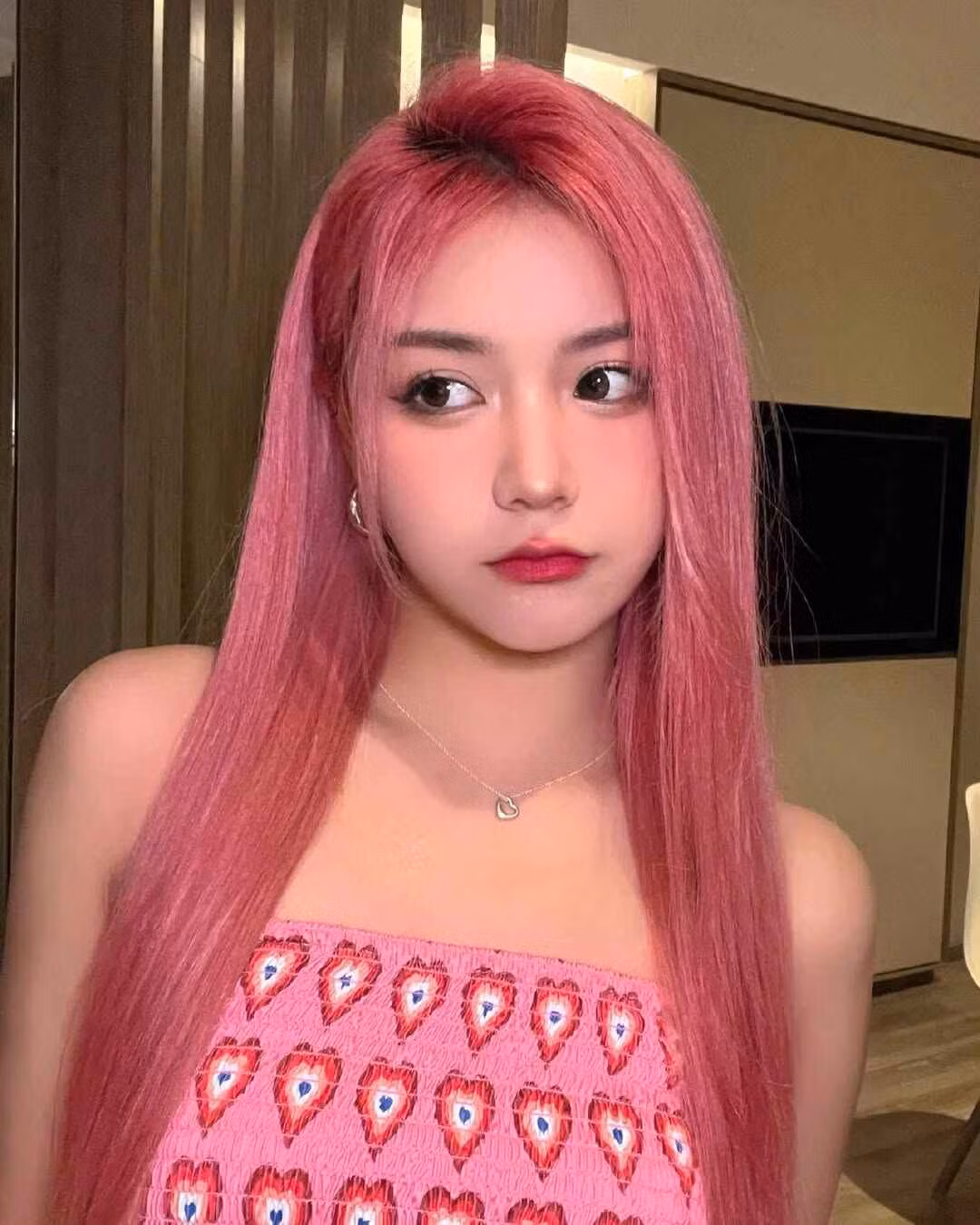 Thái độ coi thường pháp luật của một người có mức độ ảnh hưởng lớn như vậy đã gây nên làn sóng phẫn nộ trong cộng đồng, tổn hại nghiêm trọng đến uy tín ngành sáng tạo nội dung.