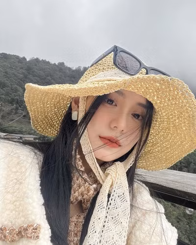 Trước nhiều thắc mắc, Minh Thu giải đáp rằng: "Mình qua học Văn Hoá Trung thôi á. Cái này không có bằng tốt nghiệp, chỉ là khóa học trải nghiệm có học bổng của chính phủ Trung Quốc cấp nha".