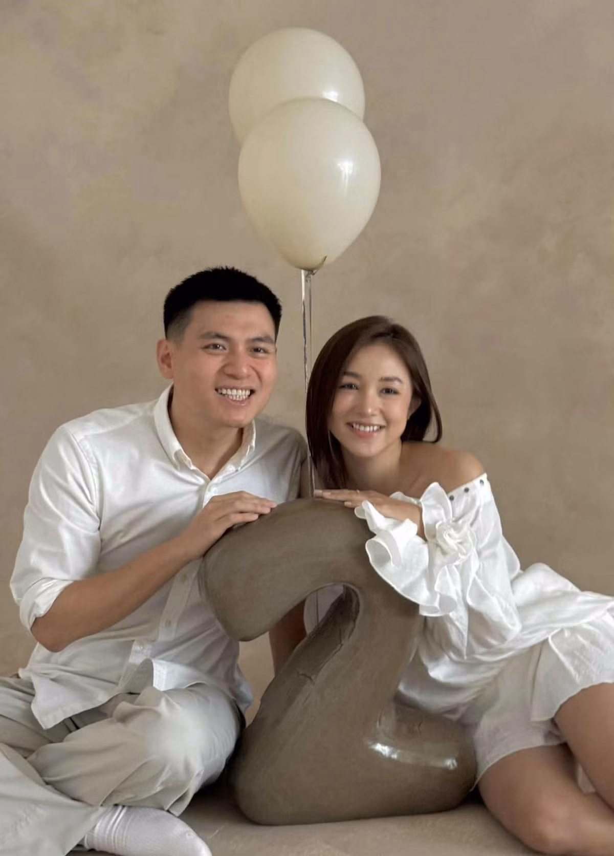 Salim và Hải Long vốn dĩ là những người bạn thân thiết thời còn đi học, quen biết nhau được 15 năm. Trước khi nhận được cái gật đầu từ phía hot girl sinh năm 1992, Hải Long từng có thời gian đơn phương, không dám thổ lộ tình cảm.