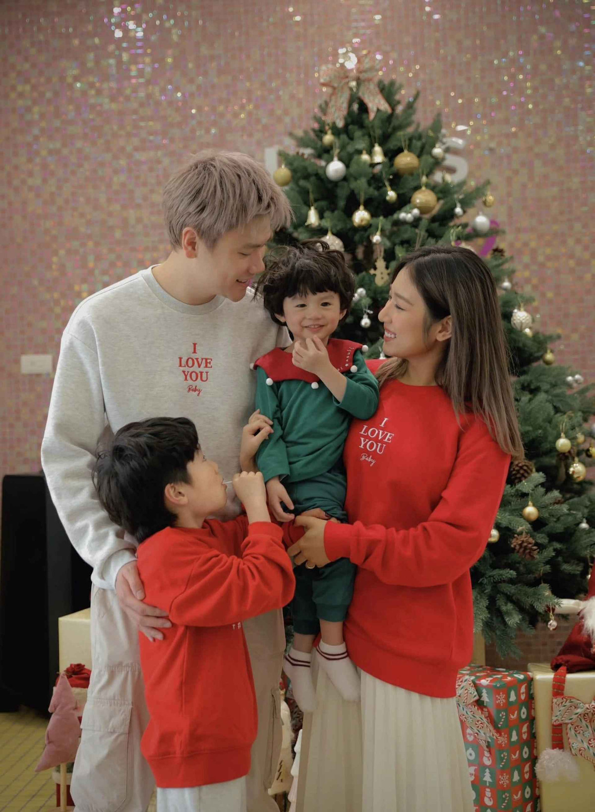 Ngoài công việc vẽ tường quen thuộc, Trang Lou - Tùng Sơn còn chuyển hướng sang lĩnh vực kinh doanh trực tuyến và trở thành KOL (người có ảnh hưởng trên mạng xã hội) được nhiều nhãn hàng hợp tác.