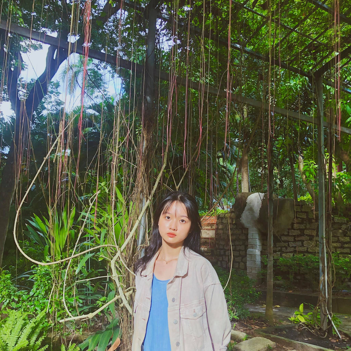 Rũ bỏ trang phục đi sự kiện, bé Mận của phim Tôi Thấy Hoa Vàng Trên Cỏ Xanh khi đến trường lại mộc mạc, giản dị đến không ngờ.