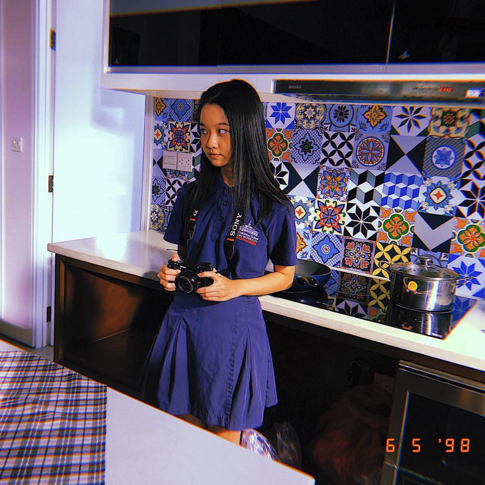 Lâm Thanh Mỹ vẫn sử dụng trang phục do mẹ mua, vẫn được ba đưa đón đi học, đi quay phim.