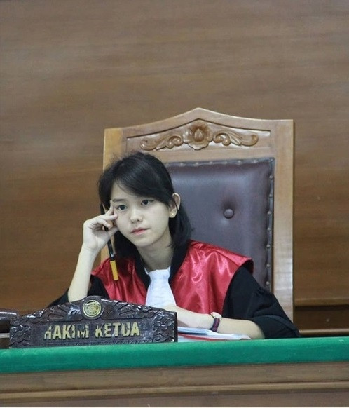 Ann gây ấn tượng chính bởi gương mặt quá non nớt không khác gì học sinh cấp 3 khiến nhiều người không thể tin khi đó gái xinh này đã 22 tuổi. Không trang điểm, tóc tai đơn giản nhưng từng cái đăm chiêu của cô vẫn khiến người xem phải xao xuyến.