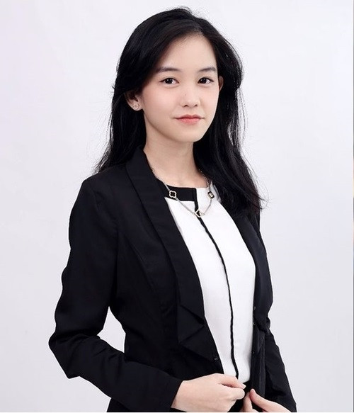 Trước những thay đổi hiện tại của Ann, netizen đã dành rất nhiều lời khen cho cô. Nhiều người tin tưởng trong tương lai, gái xinh 9X này có thể sẽ trở thành một thẩm phán tài sắc vẹn toàn những gì cô đang theo đuổi.