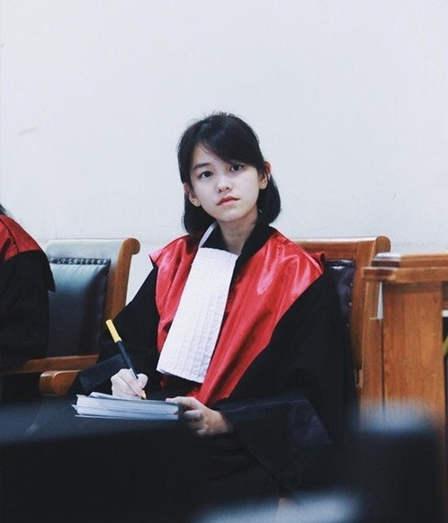 Người thì trầm trồ trước vẻ ngoài xinh xắn, người lại không khỏi thắc mắc làm cách nào mà Ann có thể ngồi ở vị trí quan trọng, đòi hỏi nhiều năm kinh nghiệm đến thế.