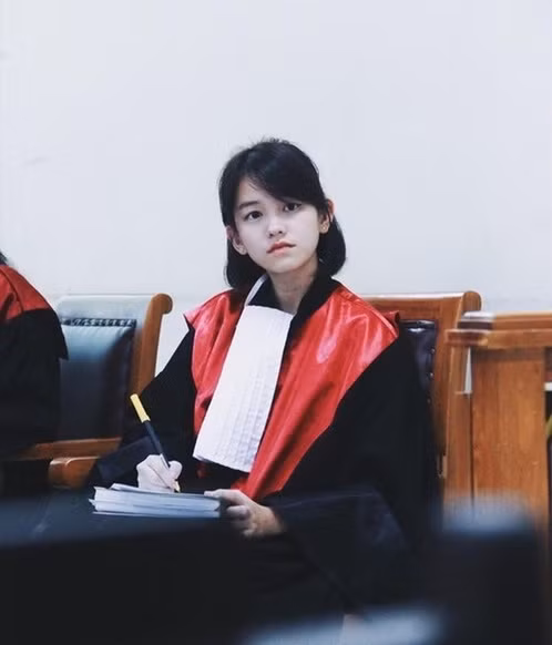 Người thì trầm trồ trước vẻ ngoài xinh xắn, người lại không khỏi thắc mắc làm cách nào mà Ann có thể ngồi ở vị trí quan trọng, đòi hỏi nhiều năm kinh nghiệm đến thế.