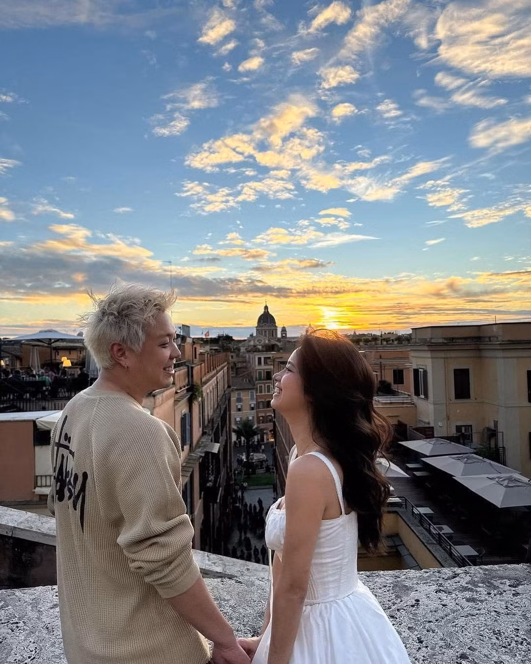 Theo đó, nam YouTuber đăng tải một loạt những hình couple ngọt ngào cùng Hàn Hằng.