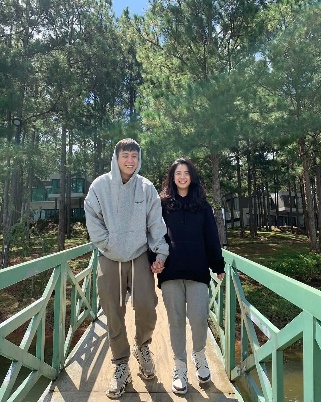 Từ những ngày đầu tiên gặp nhau vào khoảng năm 2019, cặp đôi này trải qua rất nhiều “cú trip” chung và có cái kết viên mãn như hiện tại.