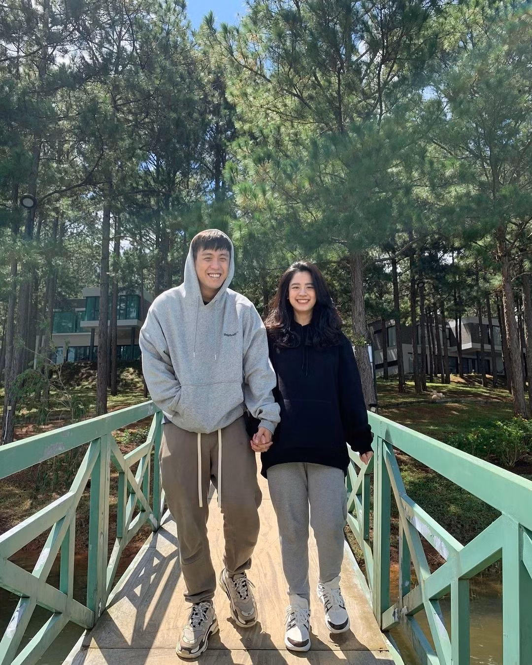 Từ những ngày đầu tiên gặp nhau vào khoảng năm 2019, cặp đôi này trải qua rất nhiều “cú trip” chung và có cái kết viên mãn như hiện tại.