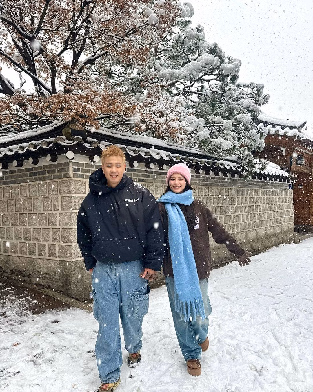 Không những thế, Huy Me cũng không ngại công khai những khoảnh khắc hết sức đời thường của cả hai. Những bức ảnh có phần “dìm” Hàn Hằng hay lúc anh gặp chấn thương ở chân, bạn gái cũng là người chăm sóc cũng đều được khoe trọn trong loạt ảnh.