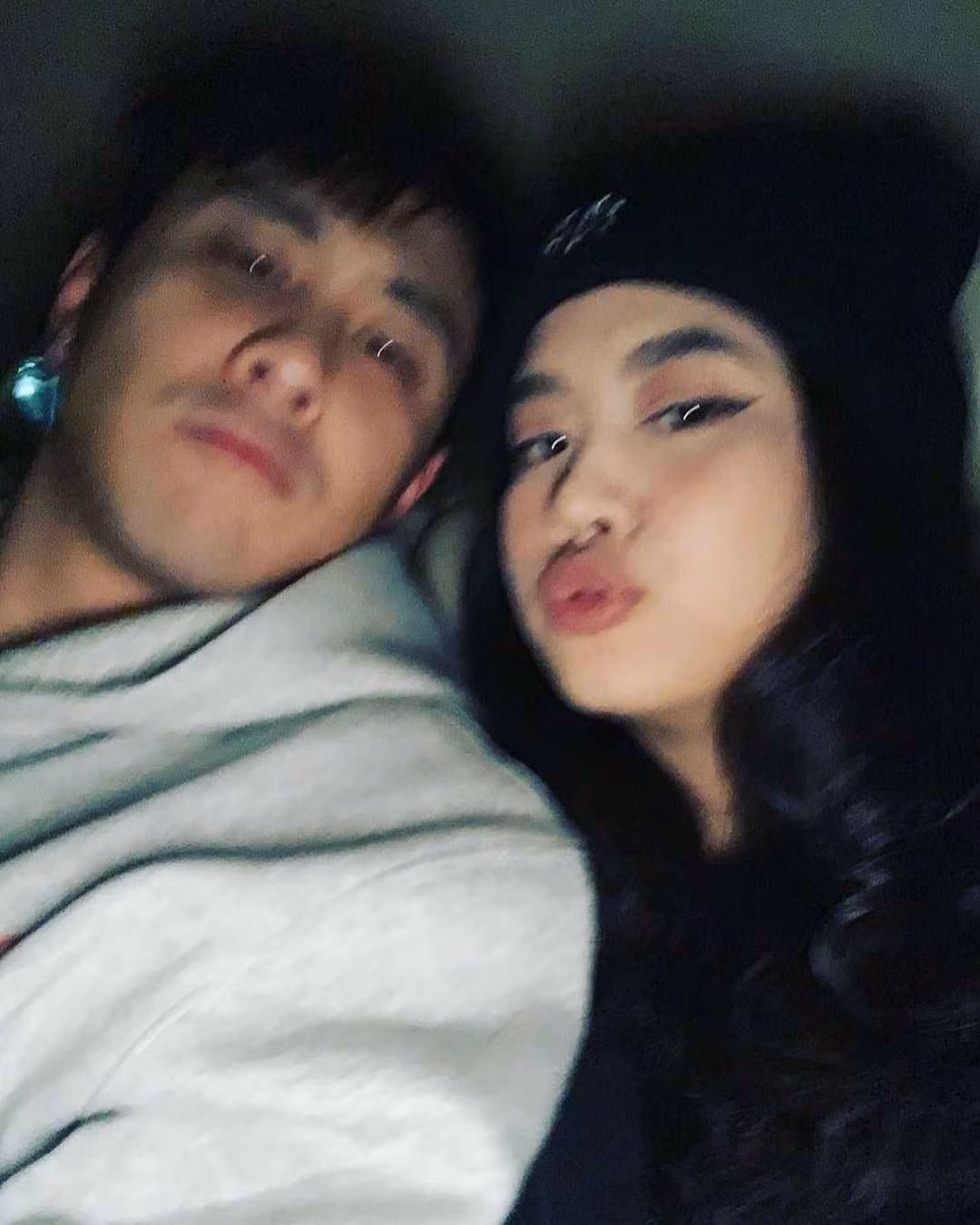 Với những ai theo dõi cặp đôi từ những ngày đầu tiên hẹn hò cũng dễ dàng nhận ra, Huy Me đăng ảnh theo trình tự thời gian chuyện tình của mình.