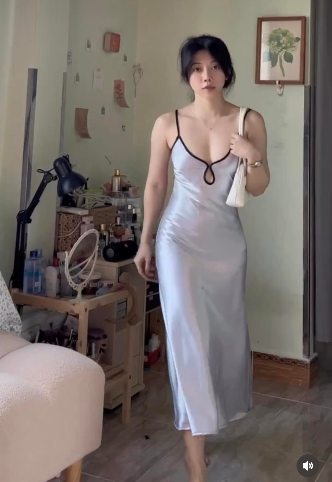 Bên cạnh những lời khen ngợi thì cũng có nhiều ý kiến cho rằng, bộ trang phục này không phù hợp để mặc đi hẹn hò vì chất liệu lụa phi bóng "nhìn giống như váy ngủ".