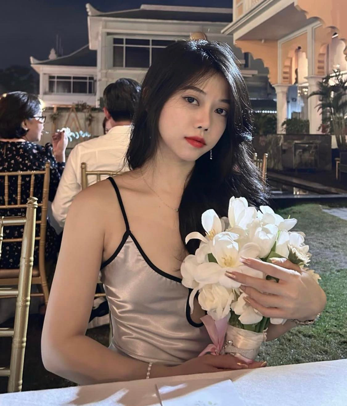 Về phía chủ nhân của clip chia sẻ: "Khi mình đăng clip diện chiếc váy hở khá táo bạo đó lên MXH là mình đã chấp nhận sẽ có người khen, người chê. Nhưng thực sự, mình không chỉ đưa váy này vào clip gợi ý mặc đẹp mà mình cũng đã diện ở ngoài khá nhiều lần rồi, cả trong những buổi tiệc hay đám cưới. Mình cũng nhận được khá nhiều lời khen từ những người bạn, hay những người anh chị dự tiệc cùng mình. Mình cho rằng điều đó quan trọng hơn. Vì nó là cảm nhận trực quan, là cuộc sống thật. Còn trên MXH chỉ là 2/10 cuộc sống của mình thôi...