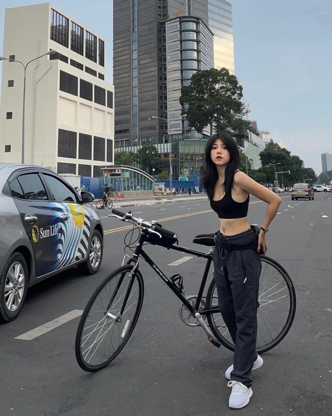 Sở hữu gương mặt khả ái, vóc dáng cân đối nhưng Hồng Duyên cũng gặp hạn chế về chiều cao. Cô nàng bật mí, nhờ khéo chọn trang phục tôn hình thể nên ít ai ngờ ở ngoài đời cô chỉ cao khoảng 1m48 ~ 1m49.