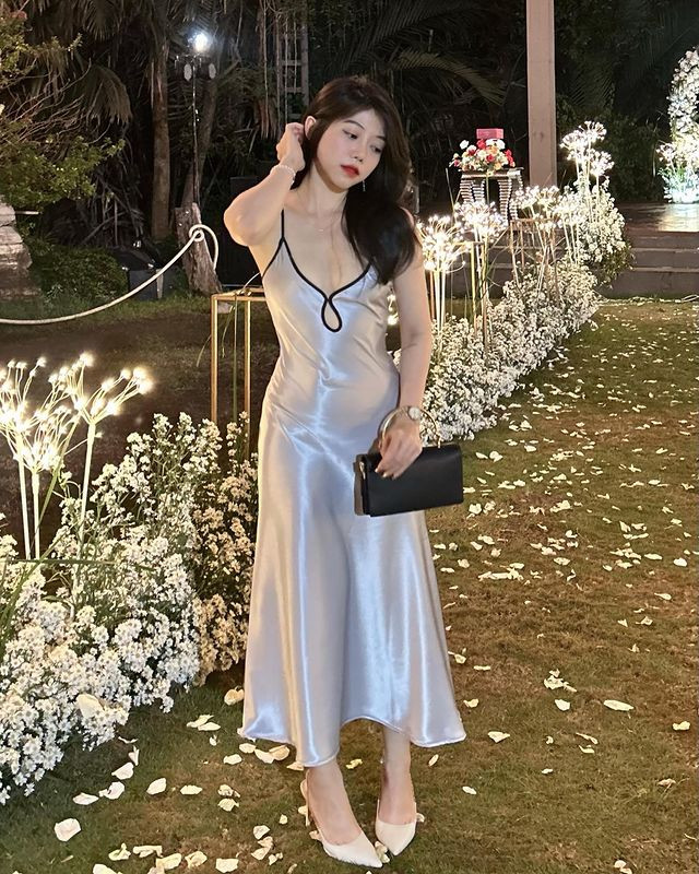 "Mặc váy lụa phi bóng để đi hẹn hò? Mình thấy kiểu váy này giống váy ngủ hơn", "Chưa thấy ai đi 'date' mà mặc bộ này", "Mình thấy bộ đầm này giống váy ngủ không phải vì chất phi bóng mà bởi vì đường viền váy và dây buộc màu đen sau lưng. Phần cổ váy cũng được may giống như váy ngủ", "Sao đi hẹn hò mà mặc đầm ngủ?",... là một số băn khoăn của cư dân mạng.