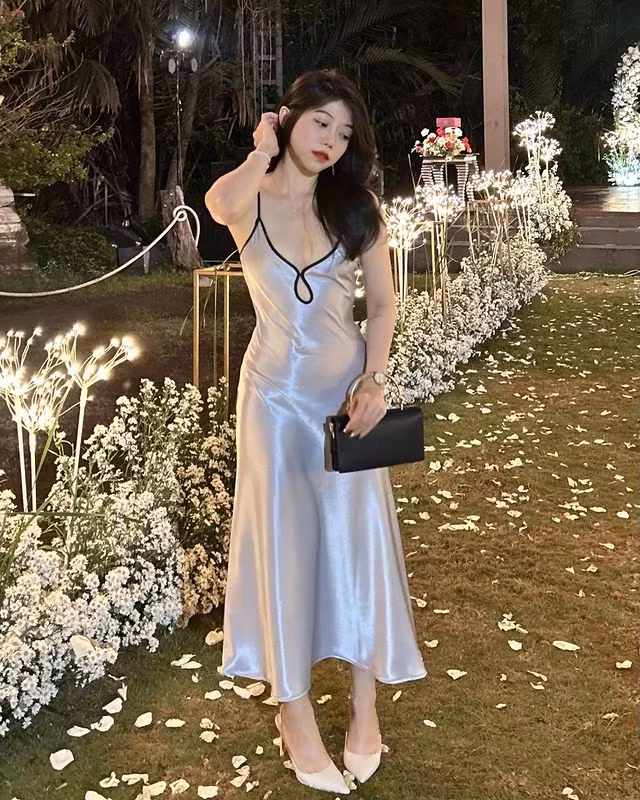 "Mặc váy lụa phi bóng để đi hẹn hò? Mình thấy kiểu váy này giống váy ngủ hơn", "Chưa thấy ai đi 'date' mà mặc bộ này", "Mình thấy bộ đầm này giống váy ngủ không phải vì chất phi bóng mà bởi vì đường viền váy và dây buộc màu đen sau lưng. Phần cổ váy cũng được may giống như váy ngủ", "Sao đi hẹn hò mà mặc đầm ngủ?",... là một số băn khoăn của cư dân mạng.