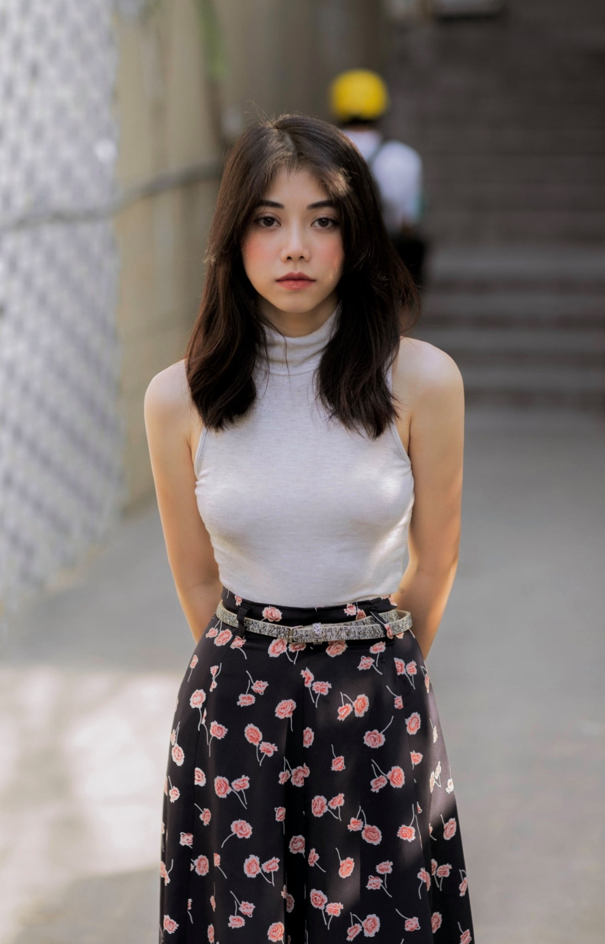 Vì lưng mình khá ngắn nên mình thường mặc theo quy tắc 1/3 để ăn gian chiều cao. Ngoài ra, mình cũng không mặc đồ quá thùng thình, có độ ôm vừa phải như áo croptop, áo ôm,... phối với váy ngắn, quần ngắn hoặc quần dài nhưng ôm sát vòng 3". Gái xinh TP HCM cho biết thêm.