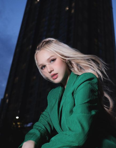 "Chị ơi, chị xinh quá. Chị có thể cho em biết địa chỉ làm môi với ạ. Em cảm ơn chị", tài khoản này viết.