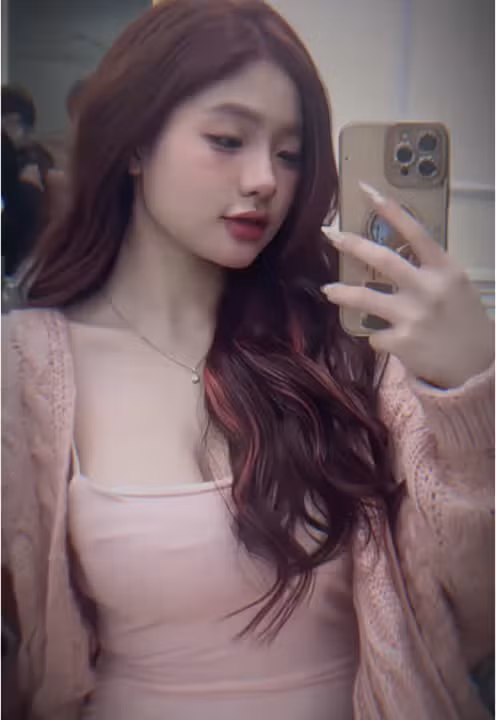 Nhờ sức hút đặc biệt, chỉ sau vài giờ đăng tải, các video của lanhxinhyeu nhanh chóng cán mốc hàng triệu lượt xem, lọt top trending và nhận về hàng loạt bình luận từ người hâm mộ.