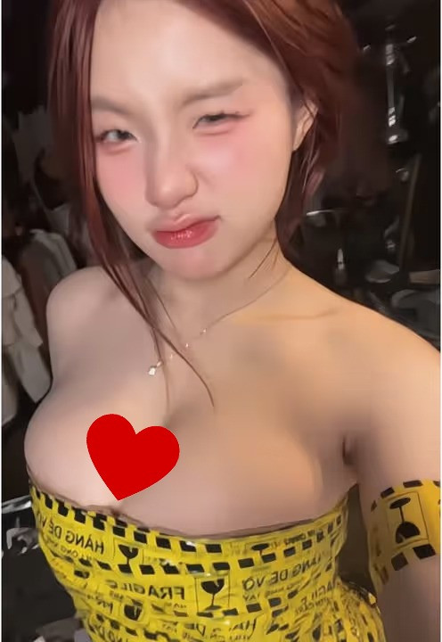 Không chỉ sở hữu gương mặt xinh đẹp, nữ TikToker còn gây chú ý bởi phong cách ăn mặc quyến rũ, táo bạo, đồng thời sở hữu loạt video dance cover hết sức bắt mắt.