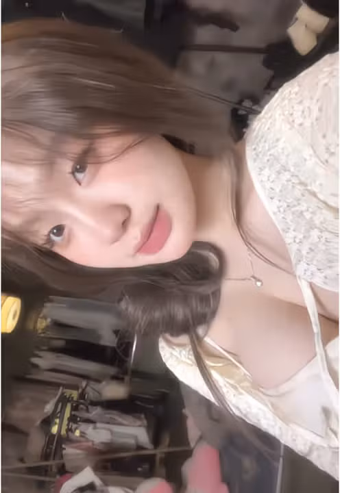 Gần đây, nữ TikToker này lại ra mắt thêm một loạt video “bỏng mắt”, đặc biệt là clip mới nhất đang thu hút đông đảo sự chú ý từ anh em game thủ.