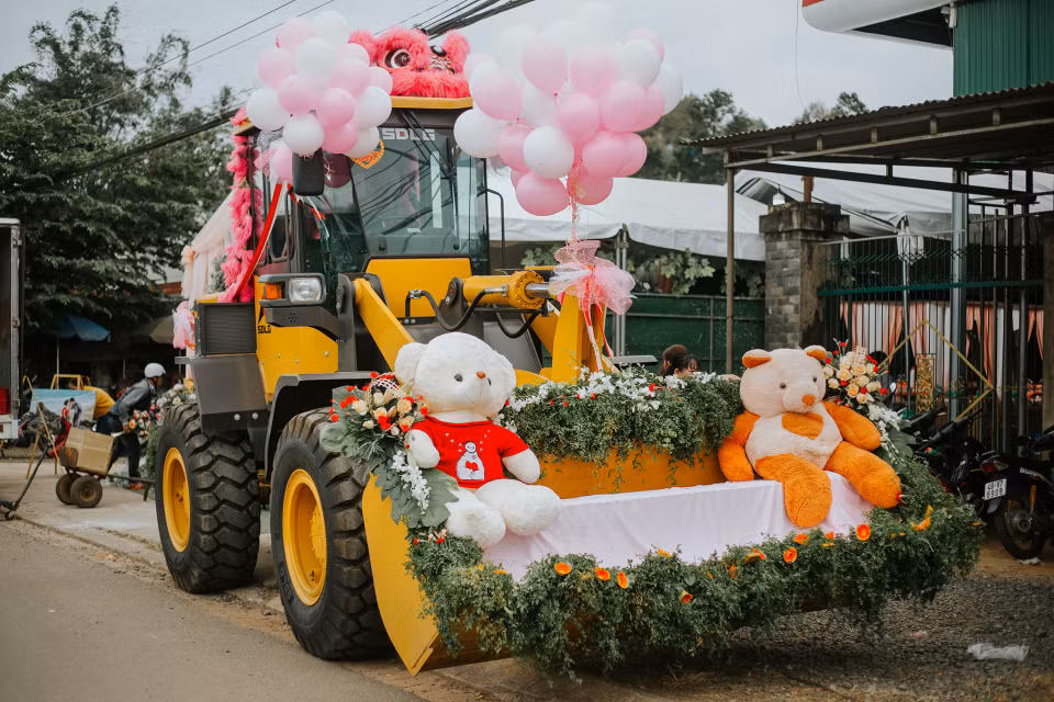 Nhiều người tỏ ra khá bất ngờ bởi trong số họ đều tin tưởng vào người trang trí lễ xe rước dâu. Trước khi đi đón dâu hay kiểm tra lại xe hoa một cách cẩn trọng.