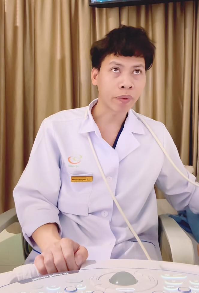 Thoạt nhìn, biểu cảm của bác sĩ khám thai này có chút hài hước nhưng được chị em review rất nhiều, ai cũng khen lấy khen để.