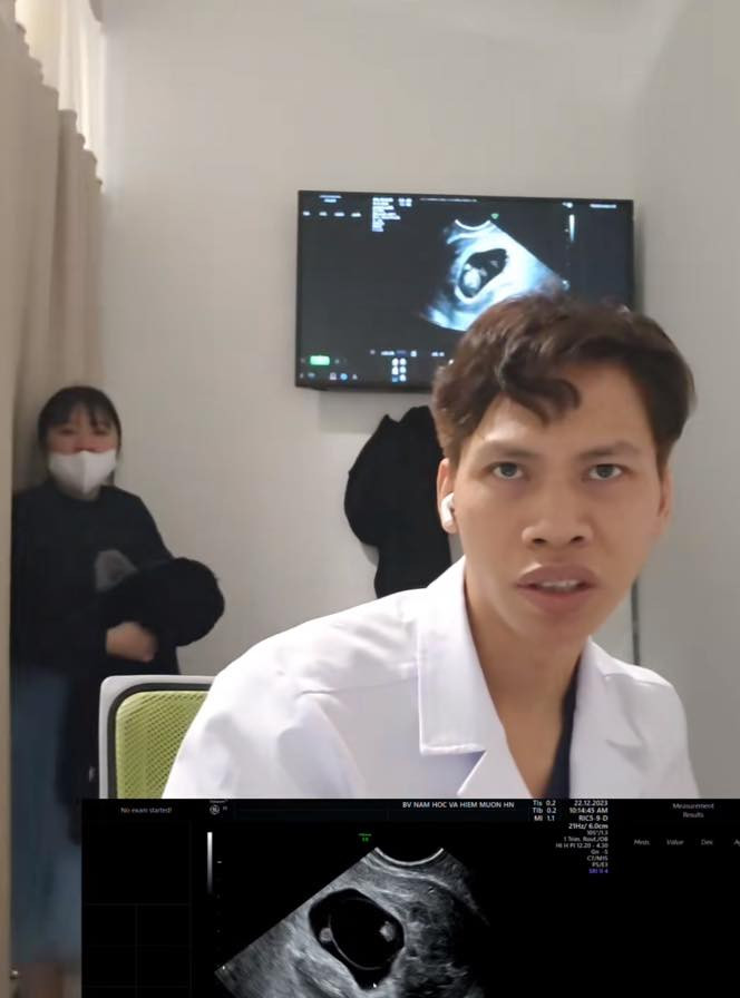 Bác sĩ Khanh đặc biệt nổi tiếng với kỹ thuật khâu eo tử cung, giúp nhiều sản phụ giữ thai an toàn, đặc biệt trong các ca sinh non.