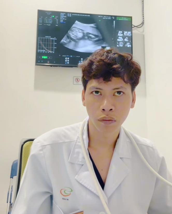 Theo tìm hiểu, đây là bác sĩ Hoàng Văn Khanh hiện đang công tác tại Bệnh viện Nam học và Hiếm muộn Hà Nội.