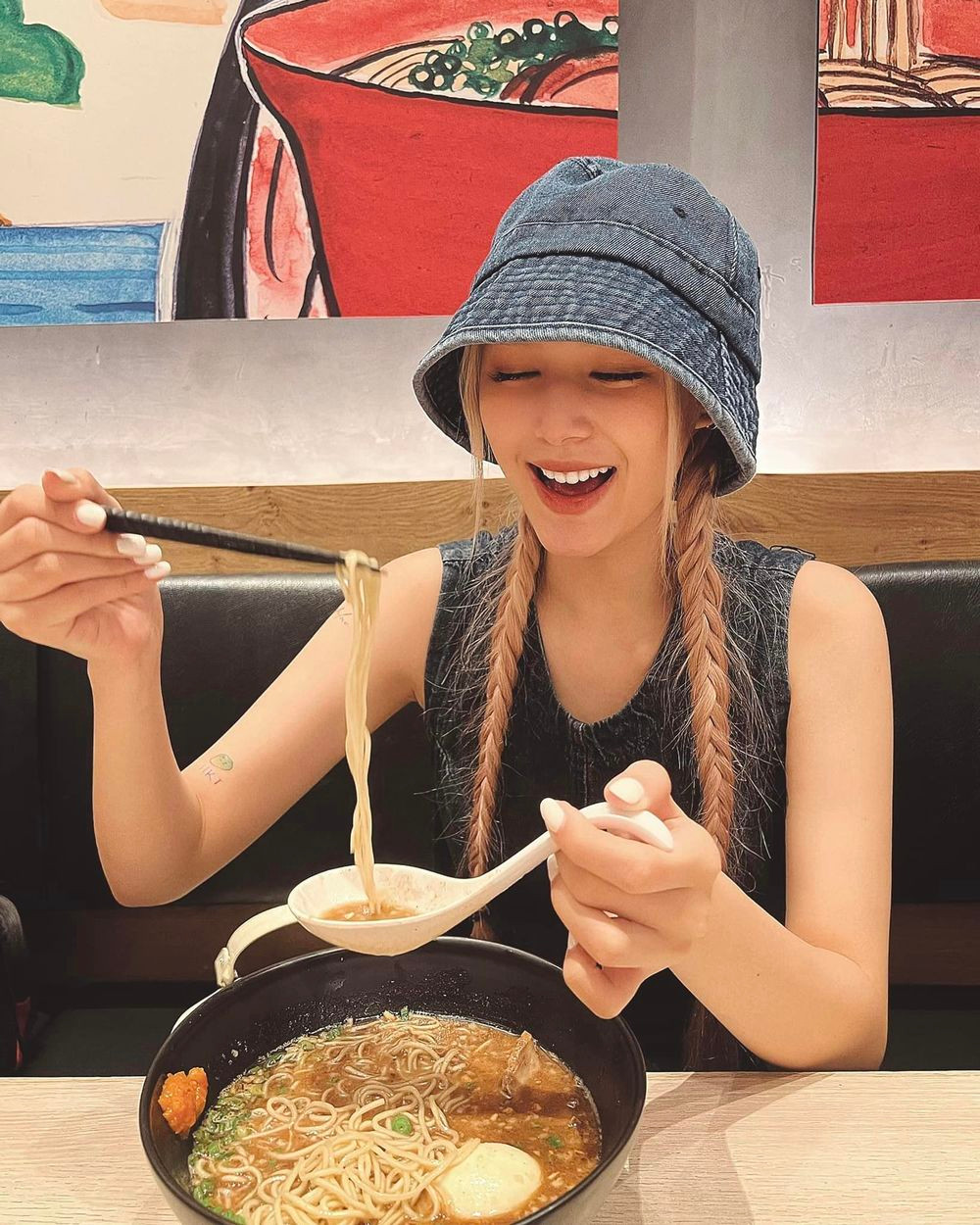 Từ khi quyết tâm theo đuổi hình ảnh gầy gò, Xoài Non cũng có nhiều thay đổi về phong cách ăn mặc. Mỹ nhân sinh năm 2002 có gu thời trang cá tính, sành điệu.