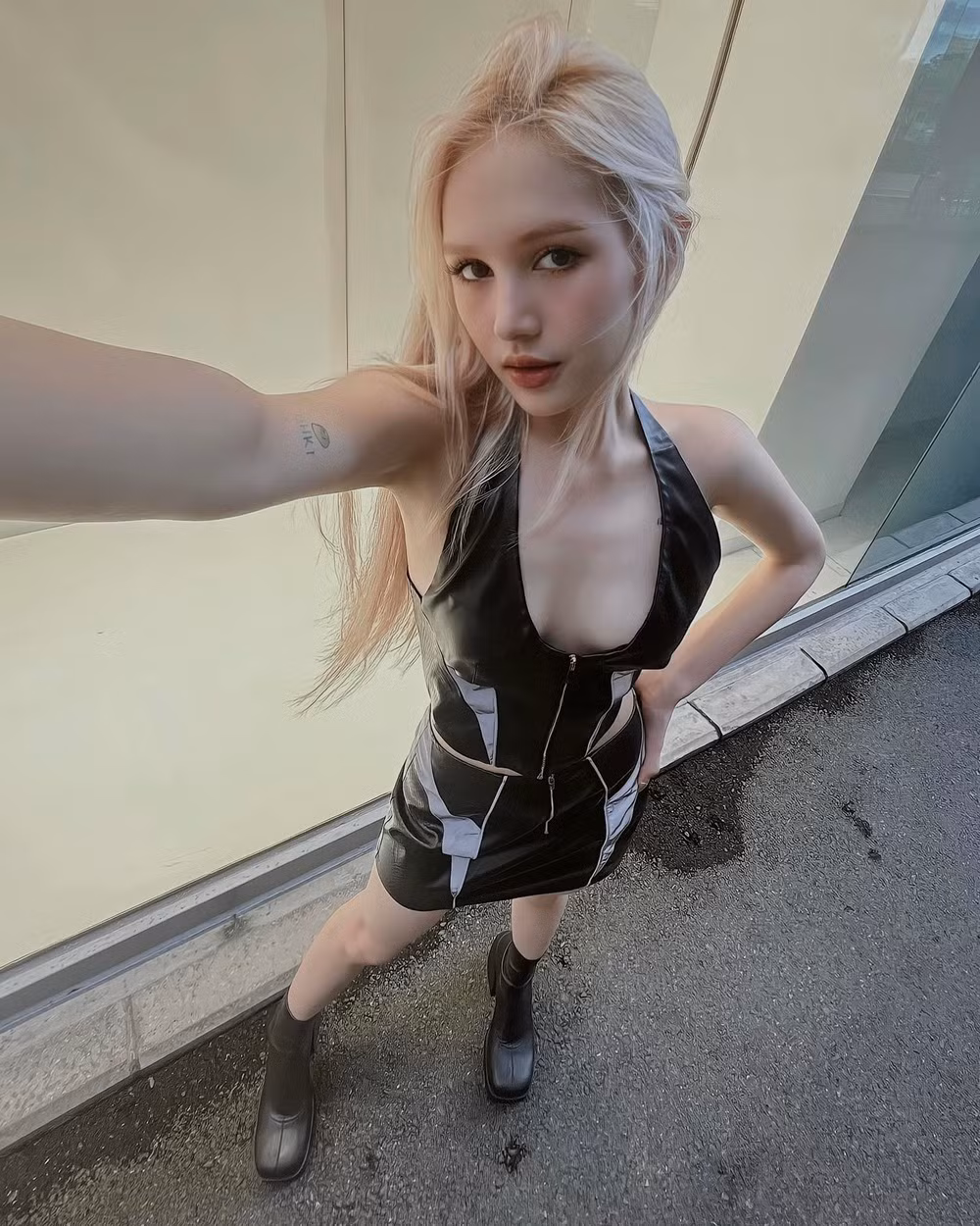 Phần cánh tay khẳng khiu của nữ chính MV Tìm Em Trong Mơ trở thành đề tài tranh cãi trên nhiều diễn đàn.