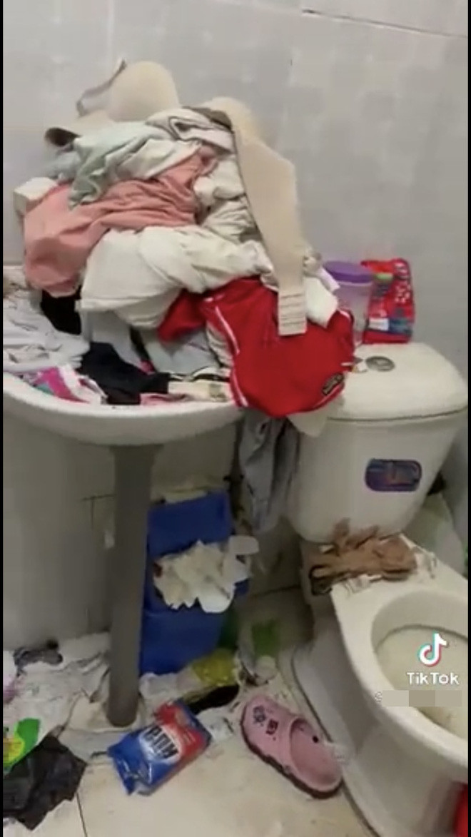 Qua những hình được ghi lại có thể thấy, toàn bộ căn phòng gần như không còn chỗ trống vì khắp nơi đều ngập trong rác.