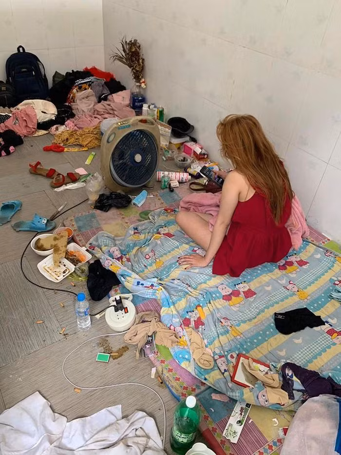 Dưới sàn nhà hàng loạt bịch nylon, hộp đồ ăn, bìa giấy,... chất thành từng đống lớn không khác gì một bãi rác thật sự. Chỗ ngủ được nhận định là "ít bẩn" nhất nhưng đầu giường mỹ phẩm vứt ngổn ngang khắp nơi.