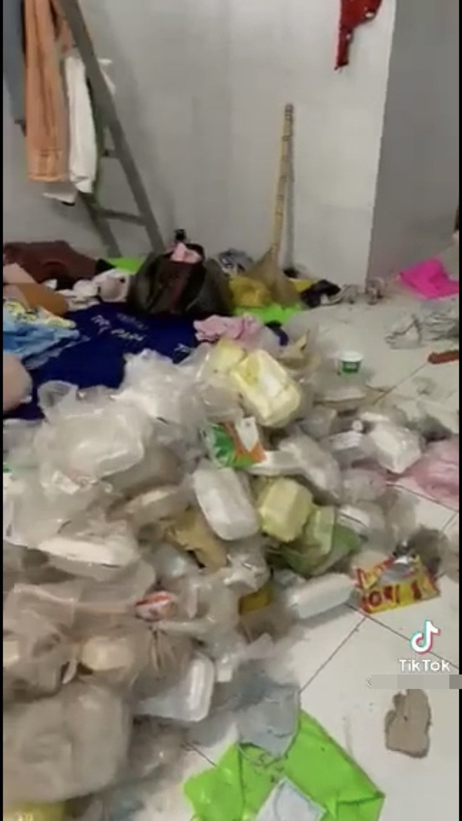 Mới đây một tài khoản đã đăng tải đoạn clip quay phòng trọ ngập rác của một cô gái với tiêu đề: "Có ai tin đây là phòng trọ của con gái không. Ôi như một cái bãi rác không có lối đi".