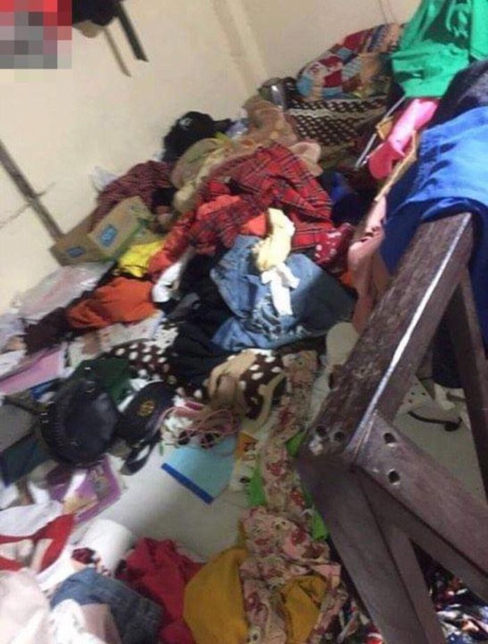 Chưa kể đến còn phải chịu đựng mùi hôi thối, nồng nặc từ rác lâu ngày hay thức ăn thừa bốc lên. Vậy mà cô gái vẫn có thể bất chấp "sống trên đống rác".