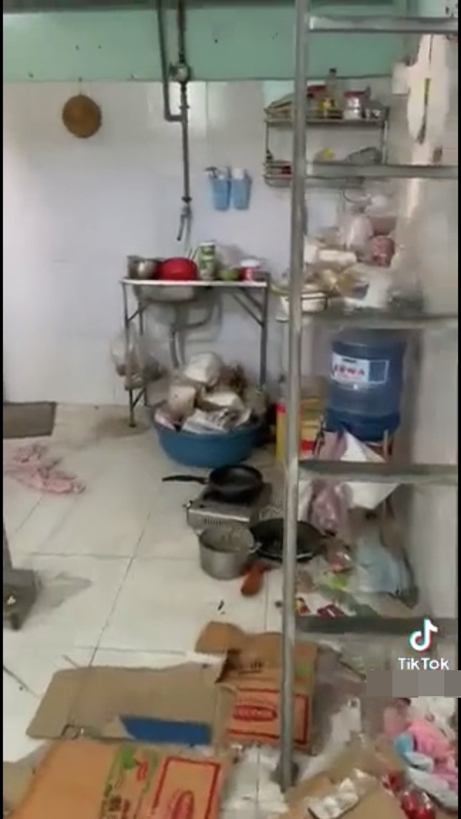 Do không liên lạc được, cũng không thấy cô gái đóng tiền khi đến thời hạn nên chủ trọ đã xuống tận nơi tìm hiểu sự việc.