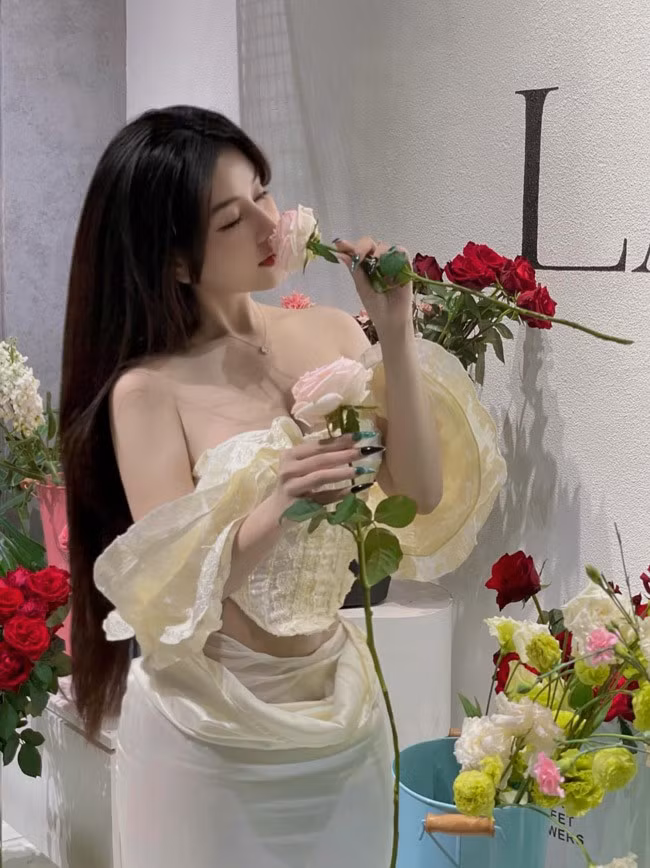 Ngọc Trân từng nổi tiếng với hình ảnh 'fan girl' xuống đường cổ vũ tuyển U23 Việt Nam thi đấu. Hình ảnh diện áo cờ đỏ sao vàng của cô được báo Trung Quốc, Hàn Quốc đăng tải kèm theo nhiều mỹ từ khen ngợi.